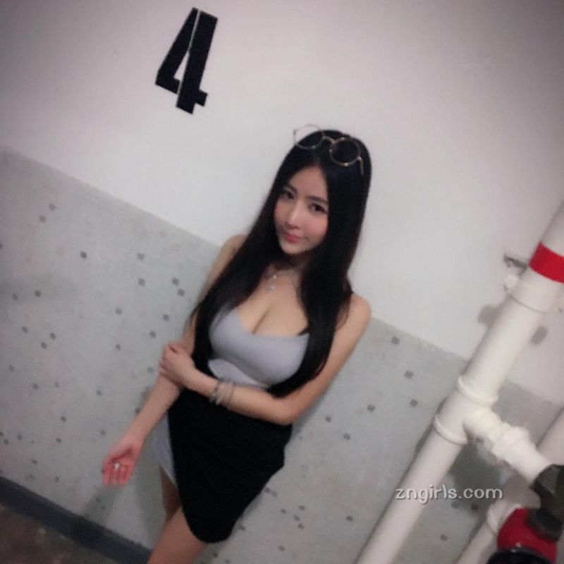 色偷偷撸香港美女巨胸年轻的妈妈性感私房照诱惑