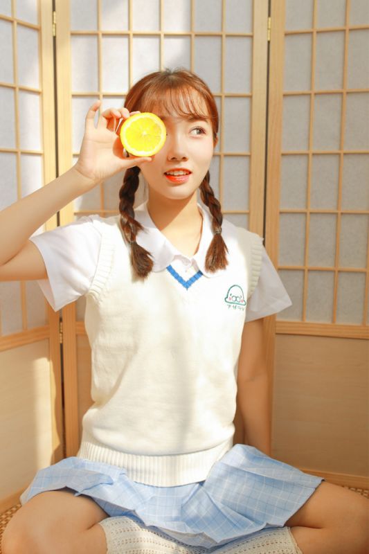 日本美女校园制服诱惑性感风骚麻花辫女孩写真
