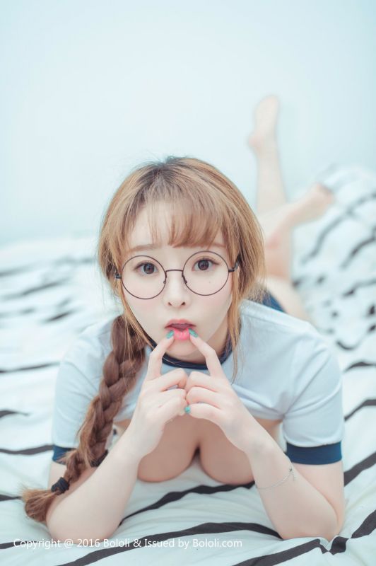 波萝社柳侑绮制服写真美乳诱惑