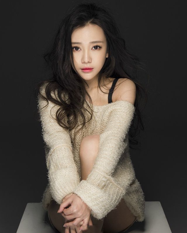 美女明星郭芮溪小露香肩性感写真大片