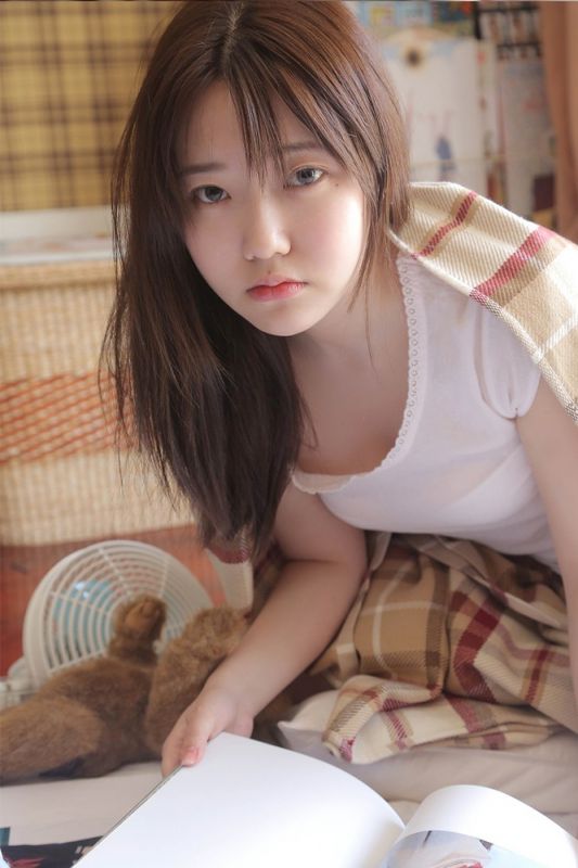 素人少女私房内衣纯净无邪眼神写真