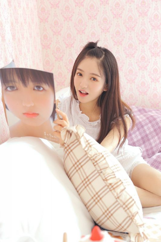 00后小辫子少女居家蛋糕奶油舔嘴可爱诱惑写真