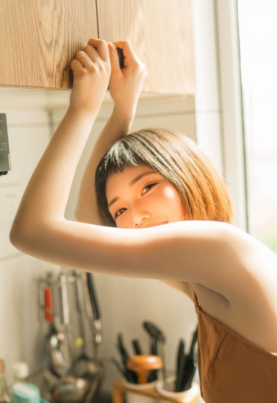 吊带裙短发少女唯美丰韵美腿写真