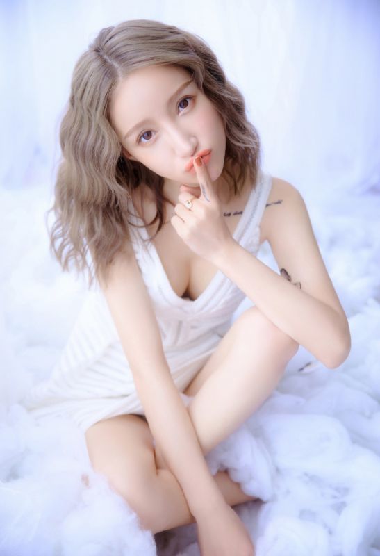 天使的闺房梦幻甜美酥胸美乳写真