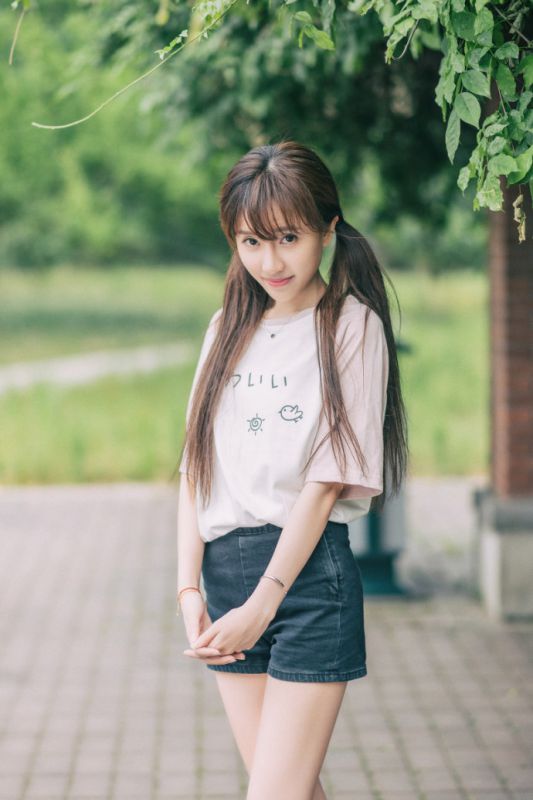 双马尾萝莉少女户外热裤长腿火辣身材性感写真