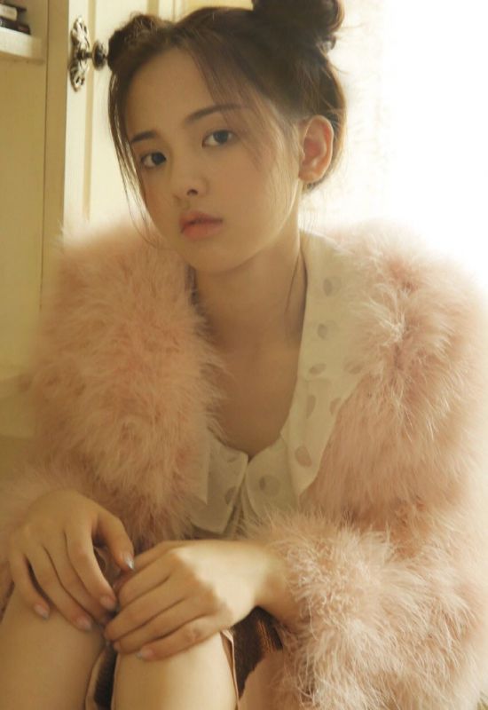 慵懒气质甜美少女杨超越忧郁表情可爱图片