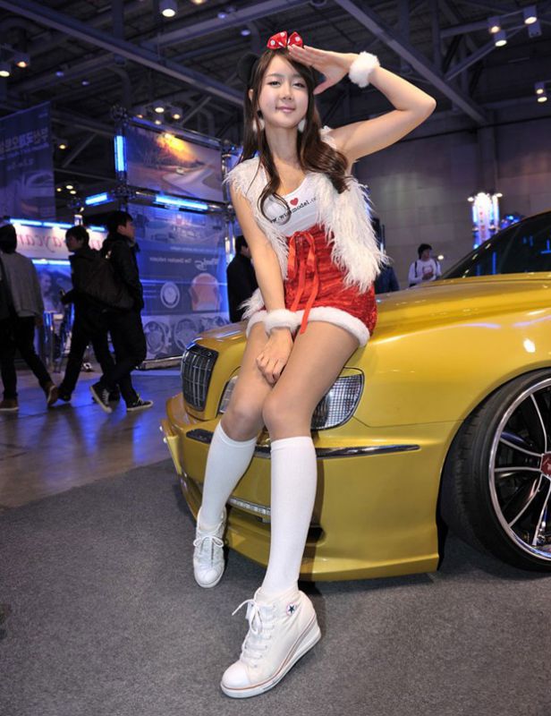 韩国美女韩彩衣车展露迷人乳沟