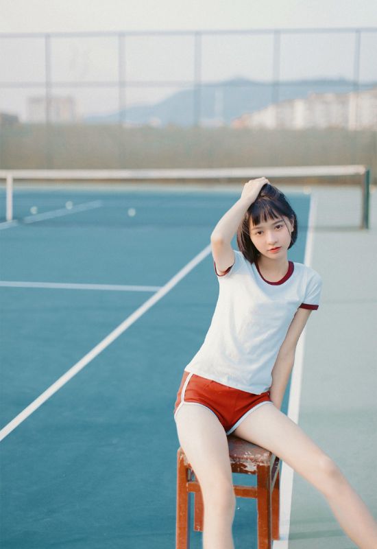 爆乳运动服美女大胆诱惑性感操场美女写真