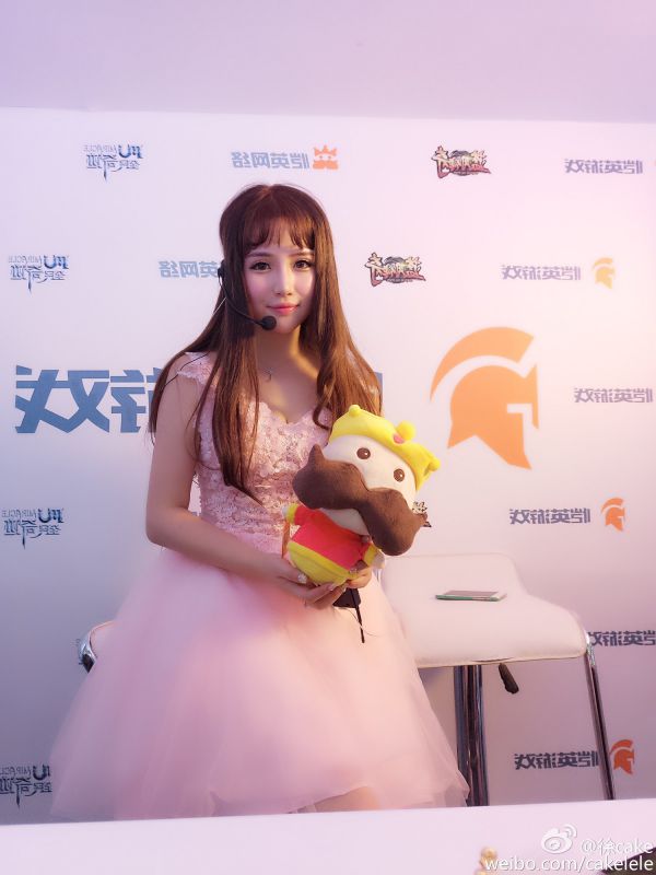 90后人气美女徐cake微博展会美照图片