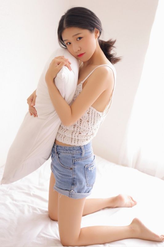 00后童颜爆乳萝莉乳沟走光床上热裤美女图片