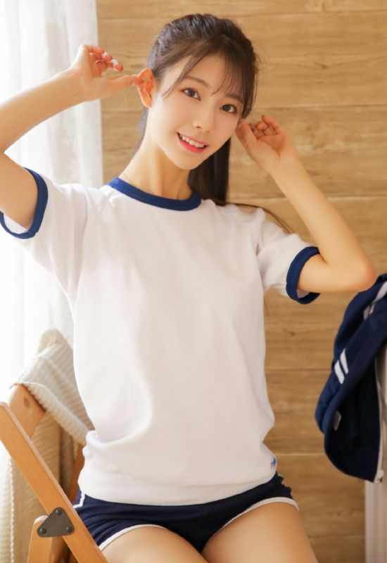 90后清纯美女日式体操服裸足美腿性感写真