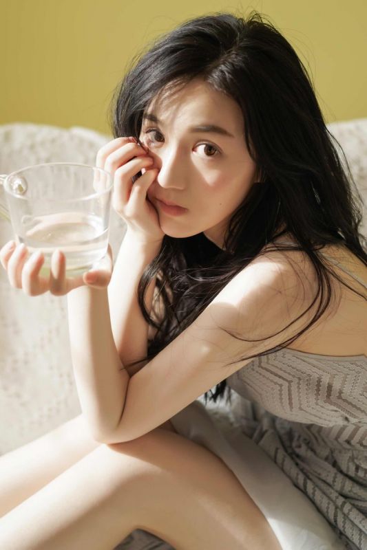 纯萌大眼睛邻家妹妹小褶裙沙发上撩人写真