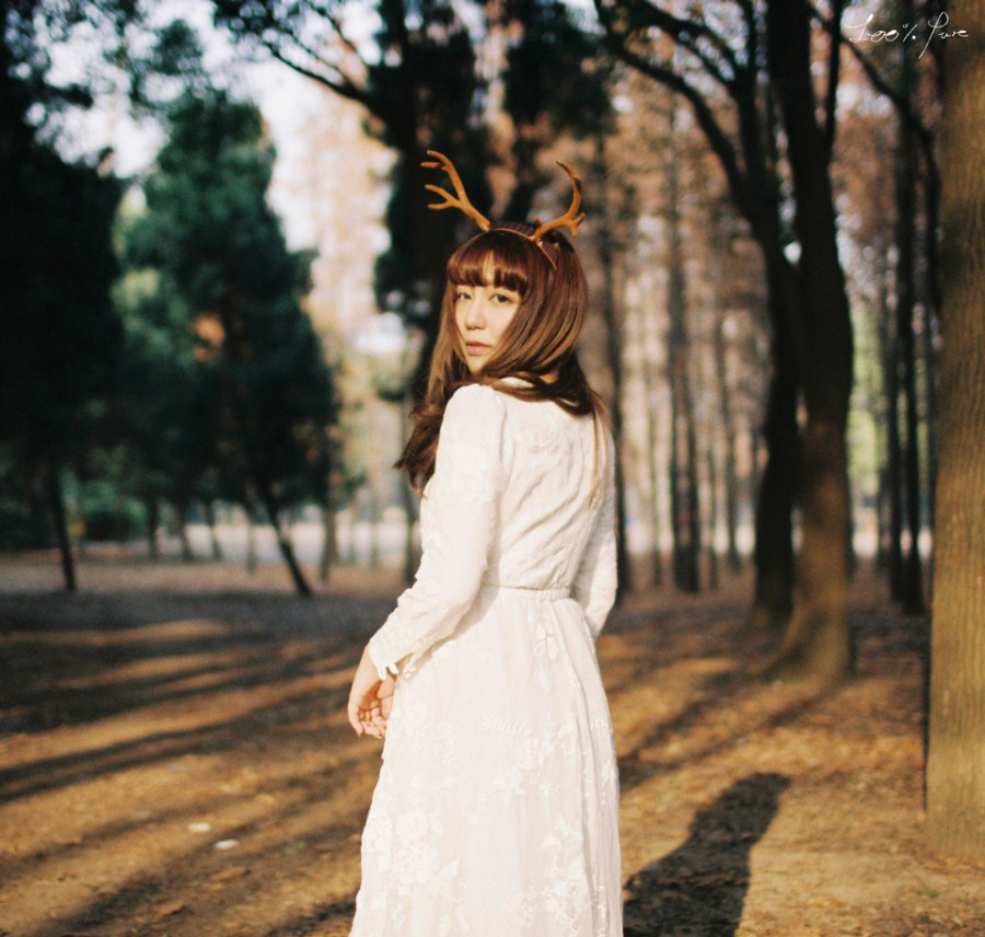 清纯长裙女孩户外写真拍摄