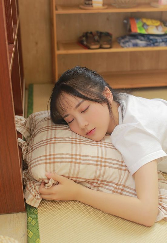 元气美女私房热裤白皙长腿日系氧气写真