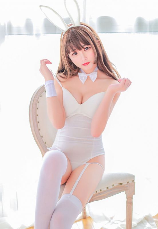 狂野爆乳美少女连体情趣服吊带丝袜性感写真