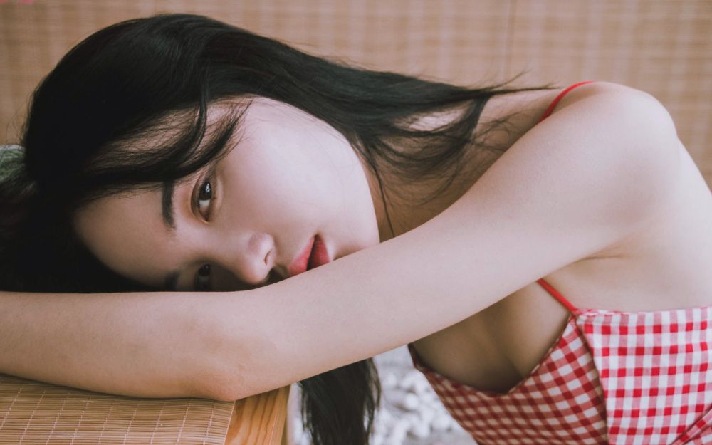 花格子骨感美女吊带裙爆乳图片