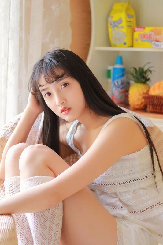 白嫩黑长直御姐私房长腿诱惑写真