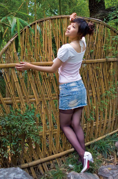甜美女孩户外黑丝高清写真