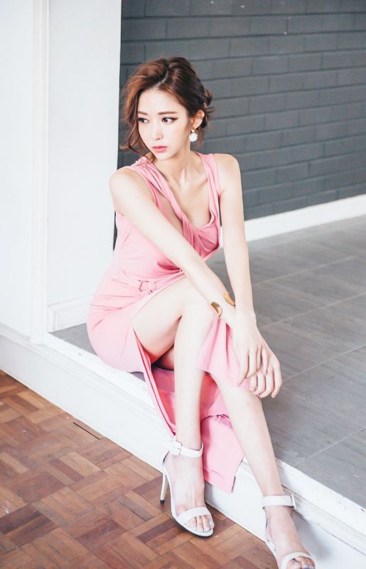 粉嫩女郎长裙柔美曲线优雅成熟迷人写真