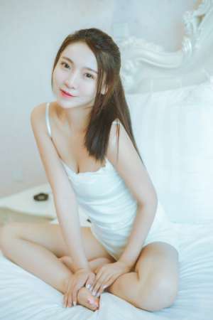 单马尾少女白嫩美腿乳沟摄人心魄写真