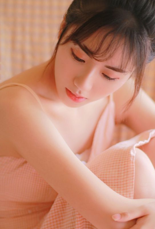 小清新粉嫩少女吊带酥胸清纯可爱写真图片