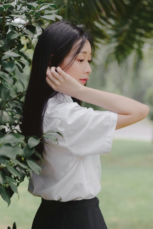 校园清纯美女学姐氧气素雅唯美养眼户外写真图片