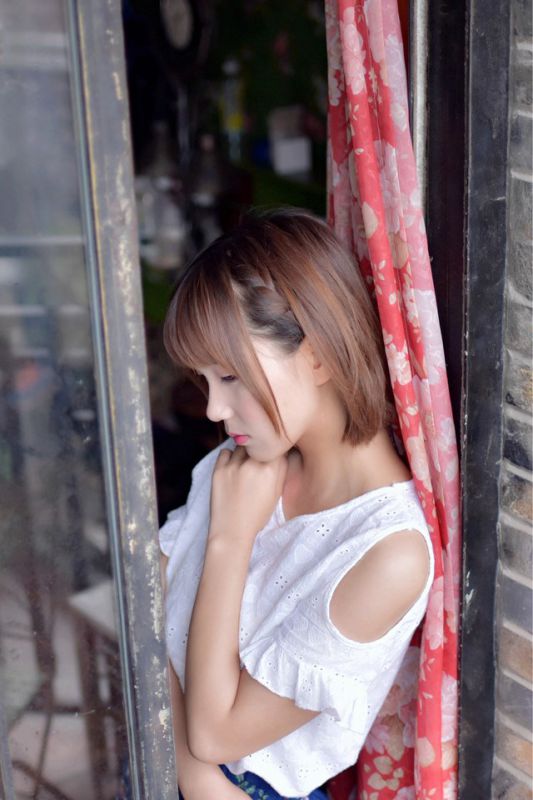 短发清纯美女文艺范写真图集