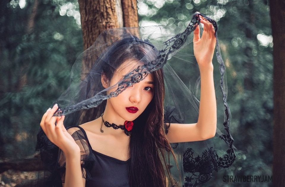 冷艳神秘红唇美女御姐森林系个人写真艺术性感图片