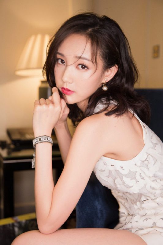 清纯甜美少女李一桐楚楚动人眼神养眼明星写真图片