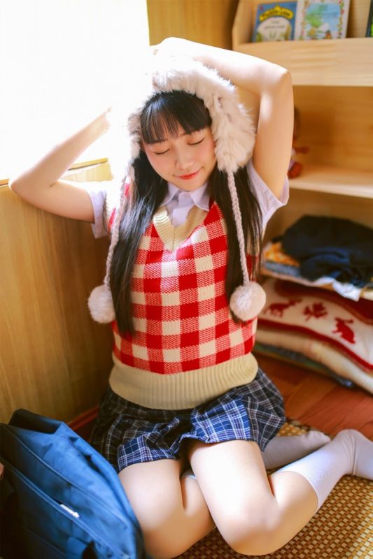可爱萝莉体操服丰满美腿性感惹火写真