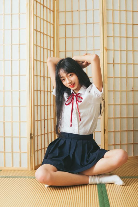 清纯甜美气质长发美女校园制服养眼吸晴图片壁纸