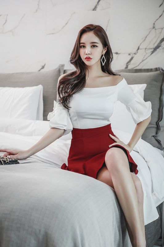 韩国美女嫩模红色短裙性感长腿香艳风情图片