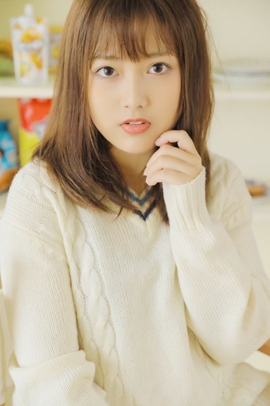 可爱大眼萌妹子v领毛衣姿势诱人写真