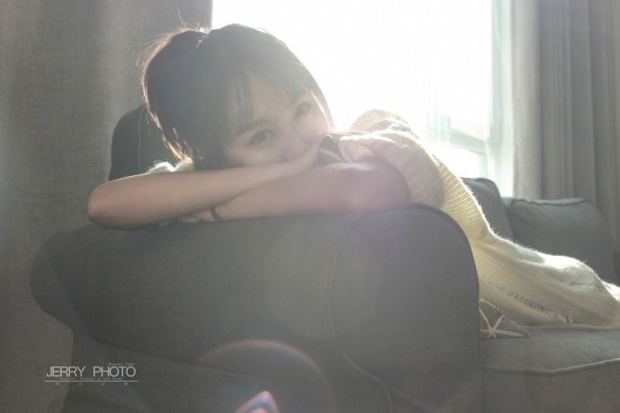 清纯美女嫩模姜迪居家毛衣修长美腿风骚写真