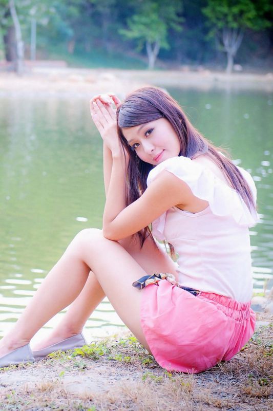 90后清纯校花户外甜美写真