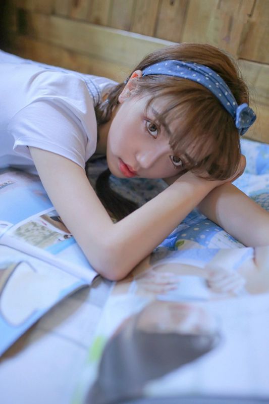 隔壁白丝乙女室内喝牛奶梦幻弱娇写真