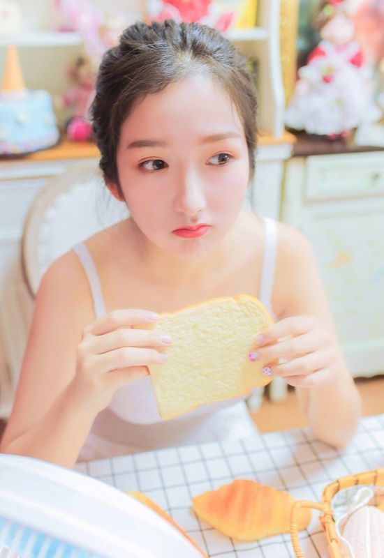 早安少女白嫩肌肤性感撩人酥胸美女写真