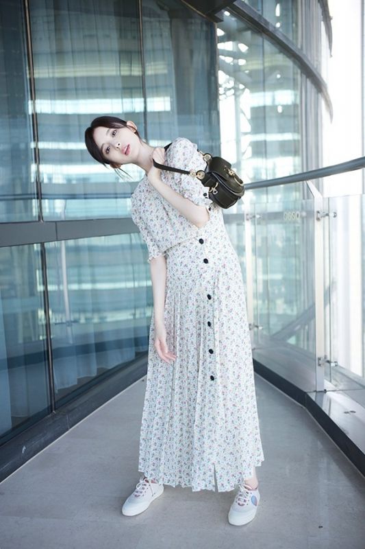 白嫩清秀美女古力娜扎漂亮美腿明星生活照