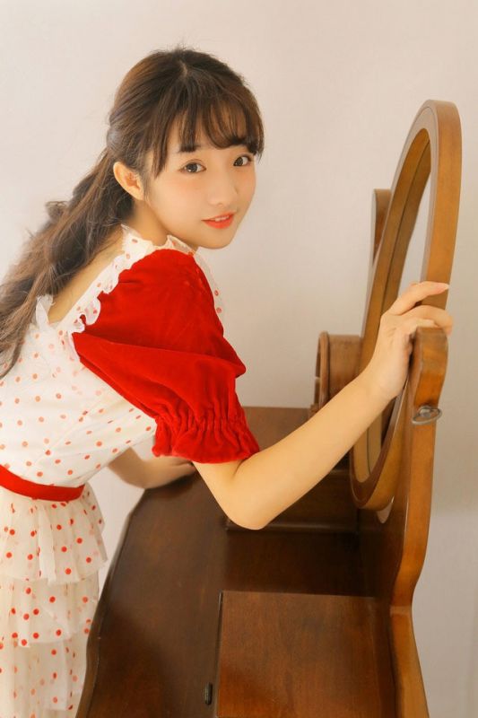 白嫩甜美少女软妹裙森林系美艳怡静写真