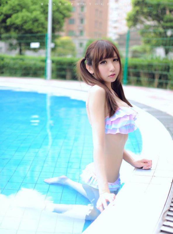 90后美女泳池比基尼诱惑写真集