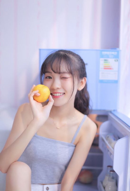 马尾辫清纯少女私房长腿吊带性感香肩写真