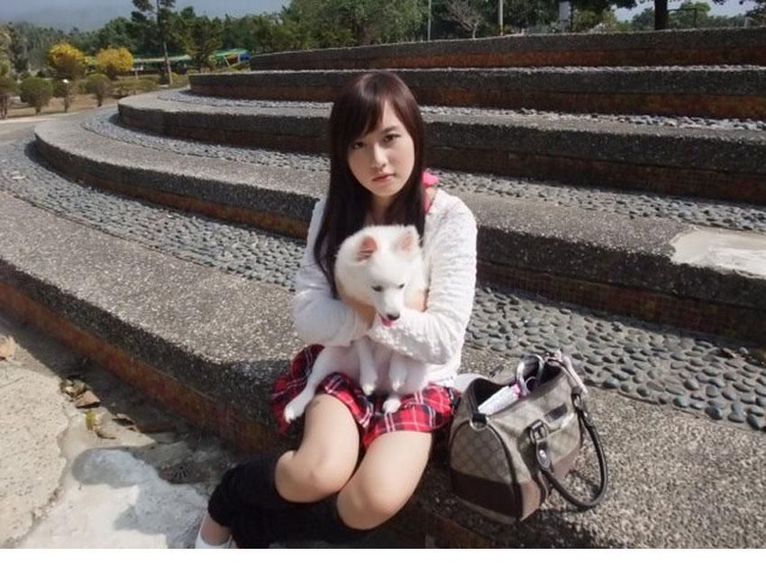 漂亮女生抱萌宠户外自拍照