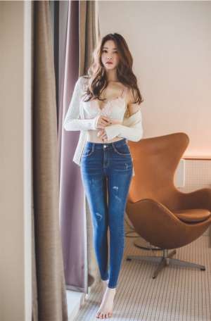 火辣车模美女风骚私房内衣外泄性感写真