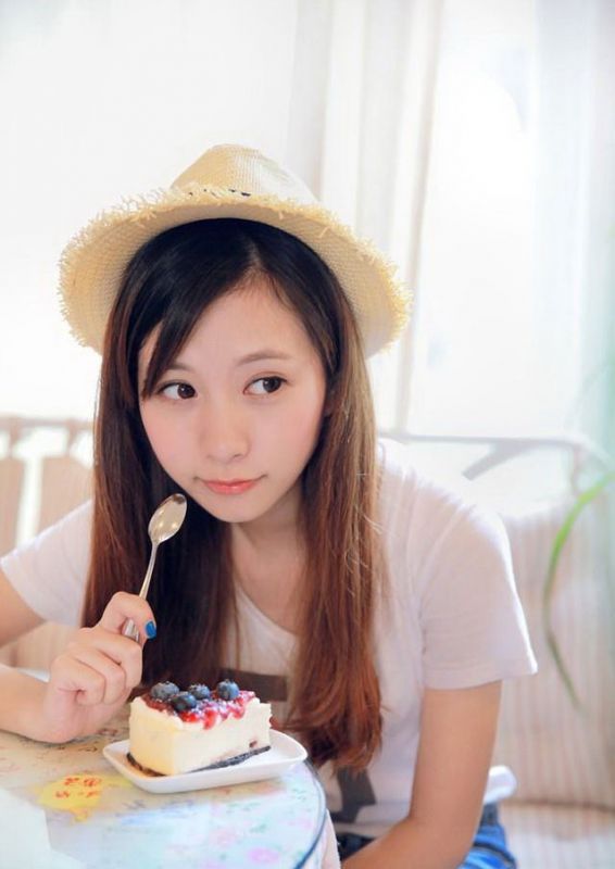 清纯校园美女尽显吃货本色