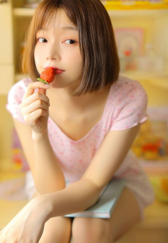 粉嫩天然美女漂亮素人美腿香艳性感写真
