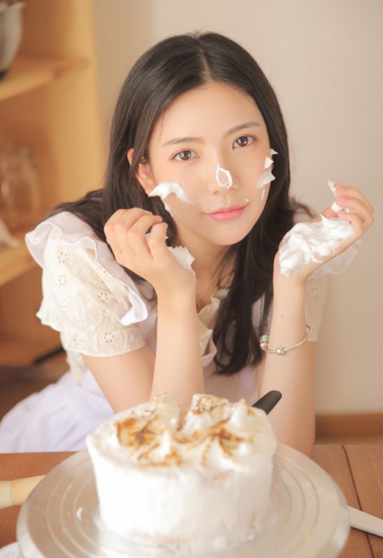 清纯气质少女舔奶油人体盛女仆诱惑性感写真