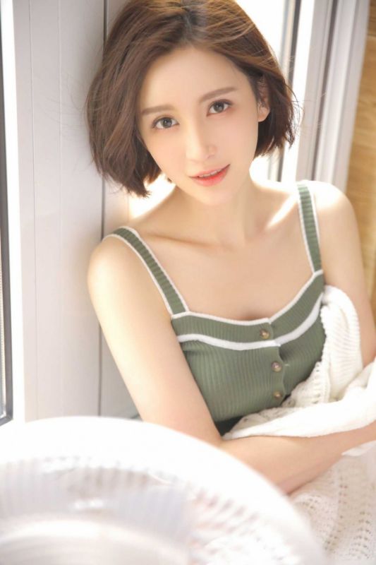 轻熟美女吊带内衣低胸美乳大胆床上姿态妩媚写真