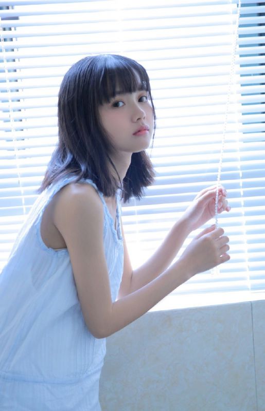 小恶魔腹黑萌妹水嫩忧郁气质萝莉写真