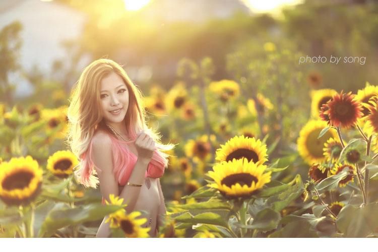 粉色比基尼美女户外写真照