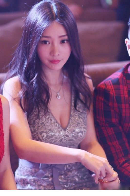 柳岩性感深V亮相大秀迷人乳沟